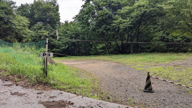 P3表示の看板と入口