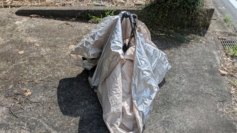 ④反対側の骨組みもたたみ、後はクルクル巻くだけ